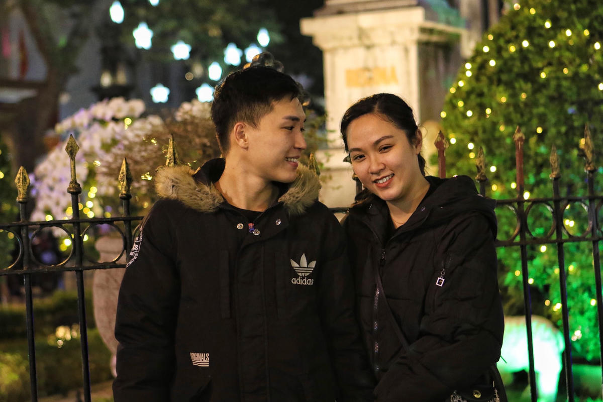 Các cặp đôi chụp ảnh cùng không khí Noel lạnh giá tại Hà Nội.