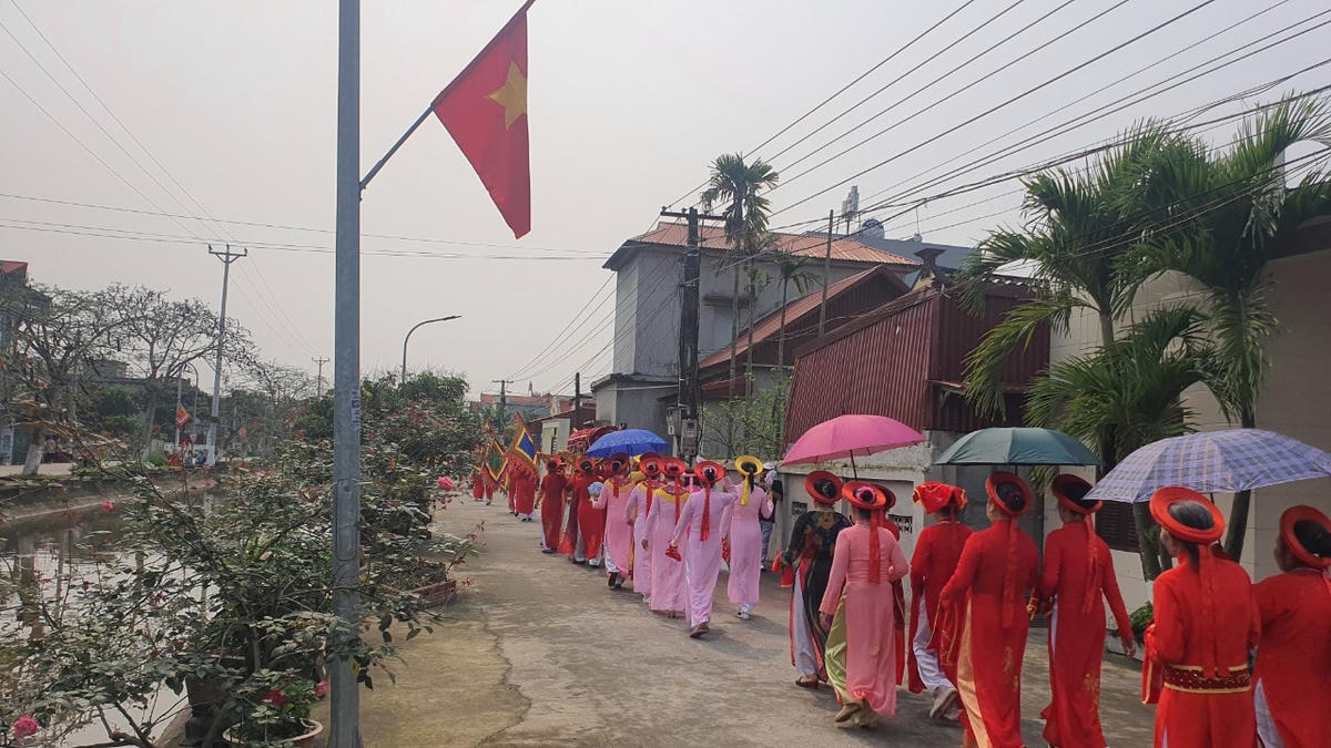 Đoàn rước diễu hành, đi qua hai bờ con sông nhỏ chạy qua địa bàn xã Hải Phương.