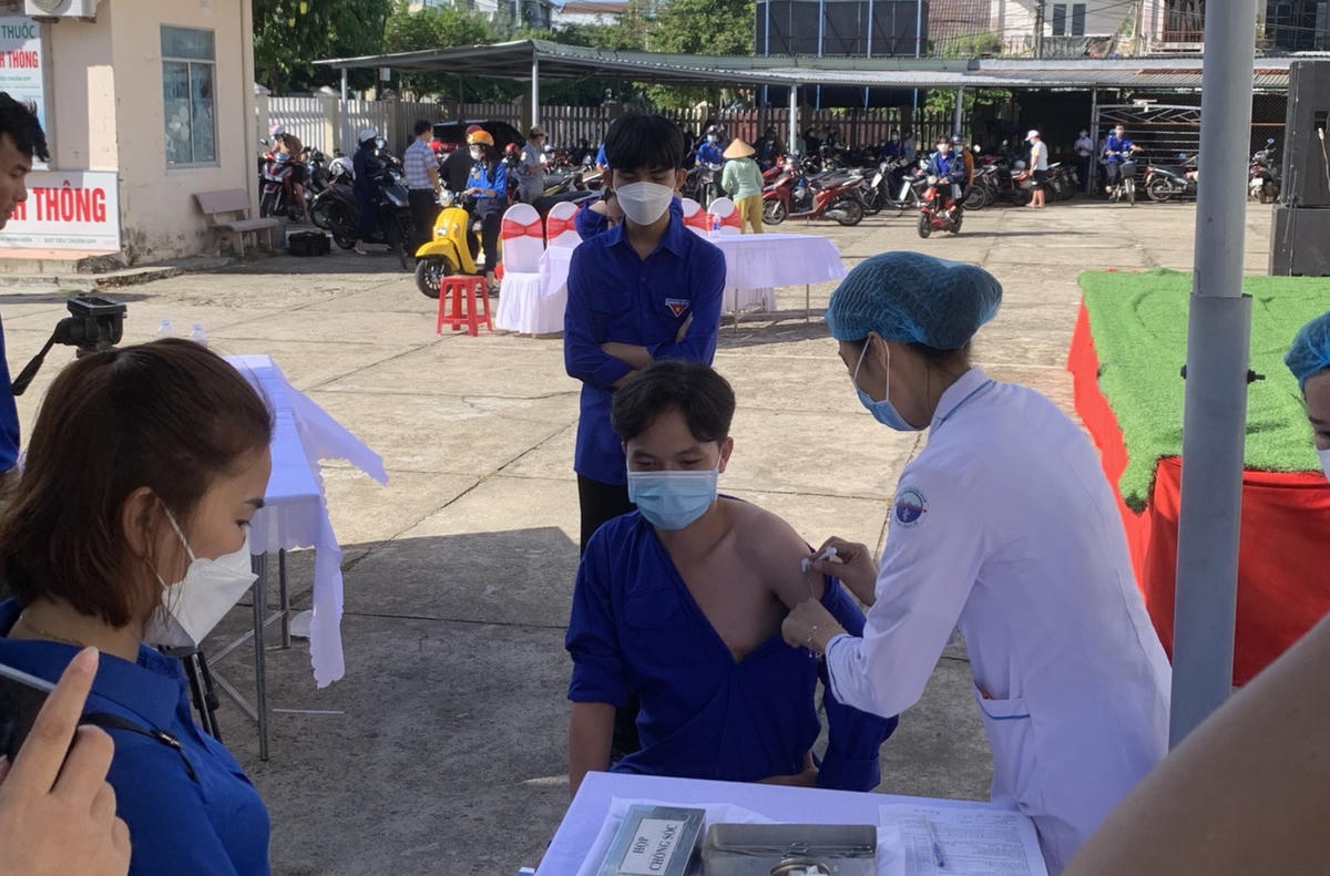 Thanh niên TP Tam Kỳ tiêm vaccine Covid-19 tại Lễ phát động.