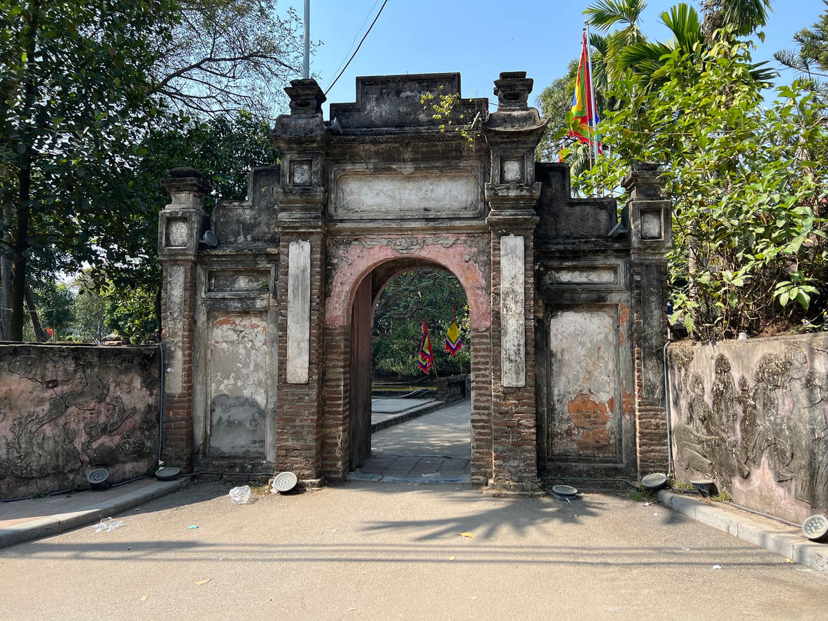 Cổng đền thờ Cao Lỗ trong khu di tích Cổ Loa (Đông Anh, Hà Nội).  