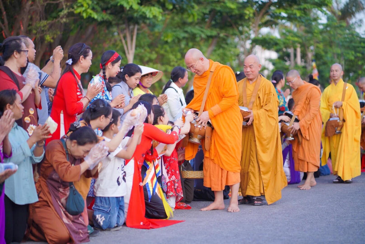 Với tấm lòng kính tín Tam Bảo, các Phật tử trong CLB Cúc Vàng - Tập Tu Lục Hòa, chùa Ba Vàng và nhân dân đã thành kính dâng phẩm vật cúng dường chư Tôn đức Tăng.