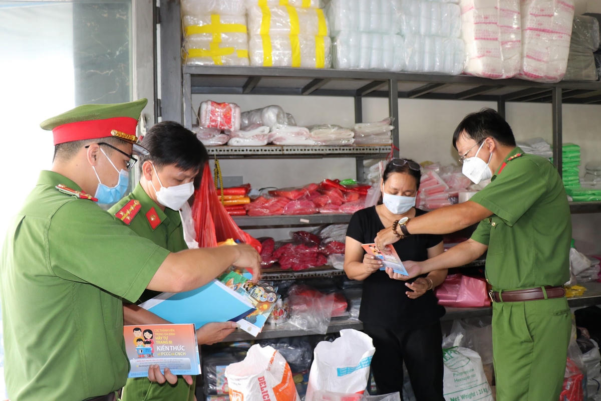 Lực lượng chức năng hướng dẫn người dân cách phòng tránh, đề phòng hỏa hoạn tại khu vực dân cư. Ảnh: Hồng Phúc.
