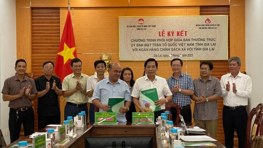 Hai đơn vị cùng nhau ký kết chương trình phối hợp.
