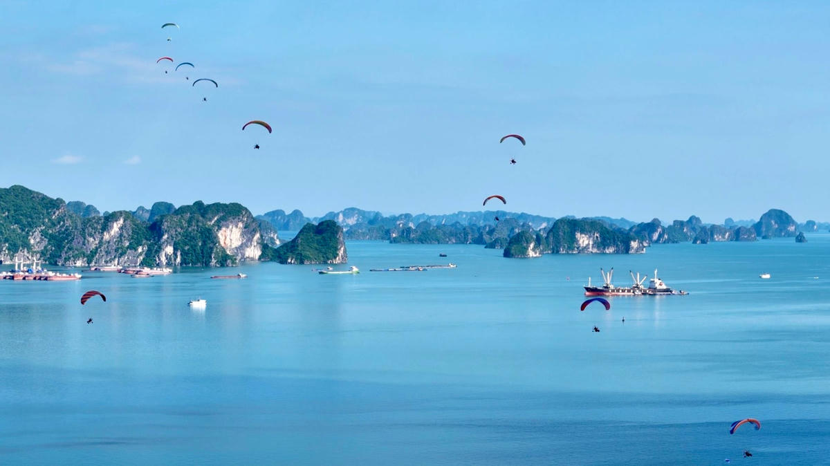 Hàng chục dù lượn có động cơ với đủ màu sắc sặc sỡ bay trên di sản vịnh Hạ Long.