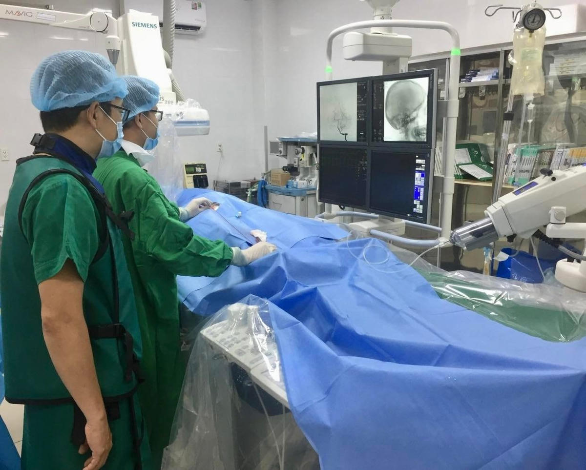 Điều trị bệnh nhân đột quỵ.