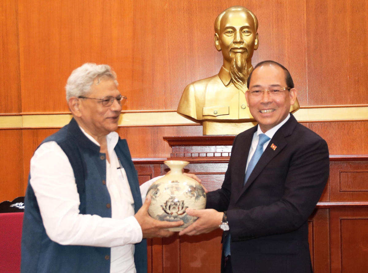 Phó Chủ tịch Hoàng Công Thủy tặng quà lưu niệm cho ông Sitaram Yechury.