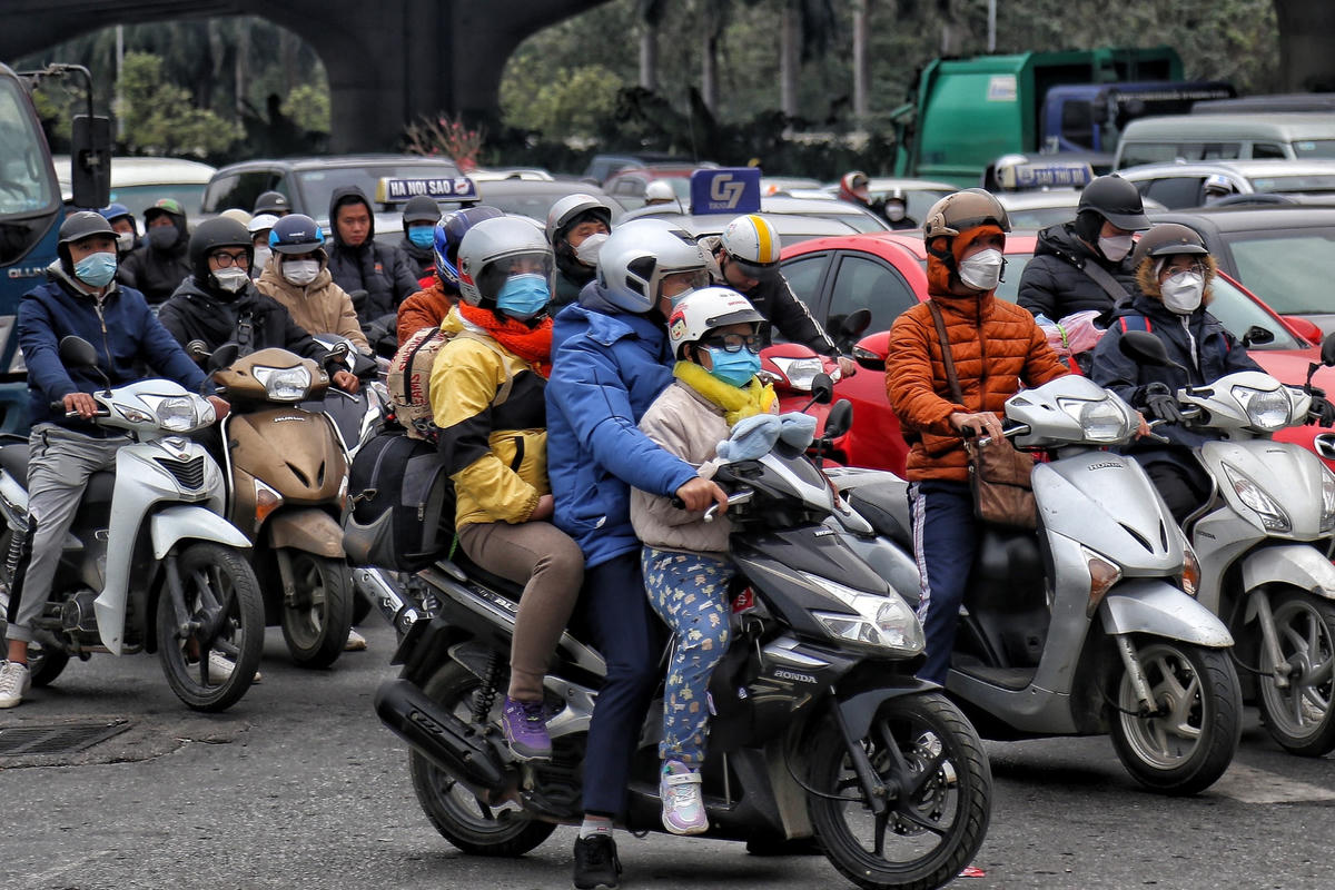 Các phương tiện nhiều lúc dậm chân tai chỗ vì ùn ứ.