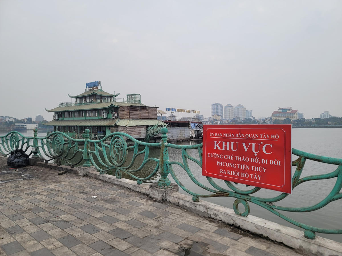 Khu vực neo đậu, UBND quận Tây Hồ đã đặt biển báo "Khu vực cưỡng chế, tháo dỡ, di dời, phương tiện thuỷ ra khỏi Hồ Tây".