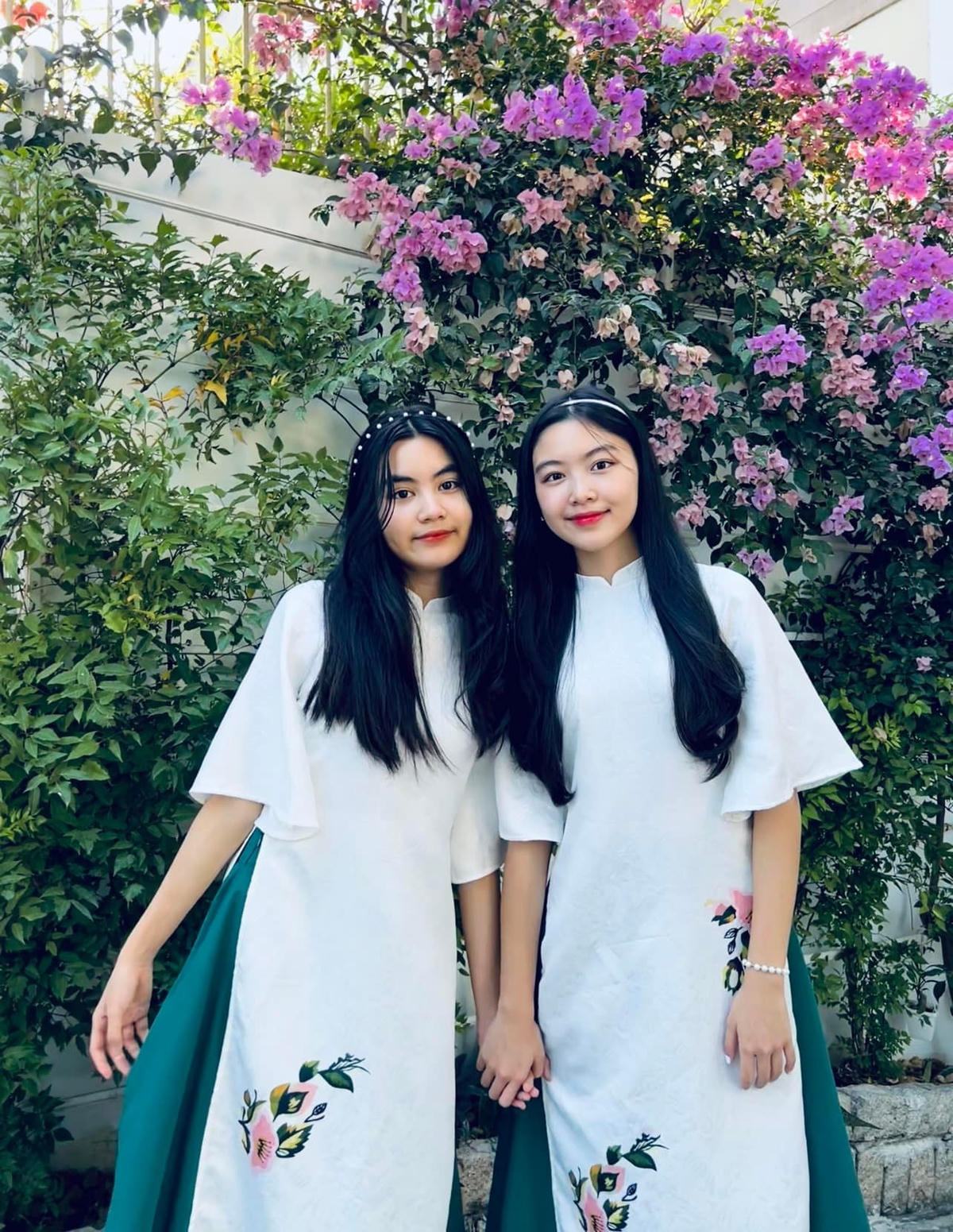 Càng lớn, hai chị em càng trổ nét thiếu nữ xinh đẹp. Vì có nhan sắc nổi bật nên dù không xuất hiện trên trang mạng xã hội cá nhân, cũng không tham gia showbiz nhưng Lọ Lem vẫn được công chúng biết tới rộng rãi.