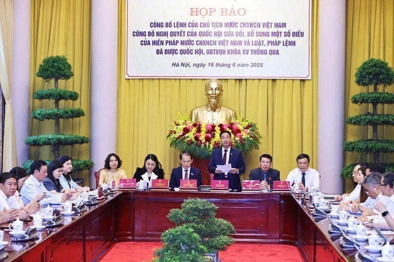 Quang cảnh buổi công bố Lệnh của Chủ tịch nước về Nghị quyết của Quốc hội sửa đổi, bổ sung một số điều của Hiến pháp. (Ảnh: Minh Đức/TTXVN)