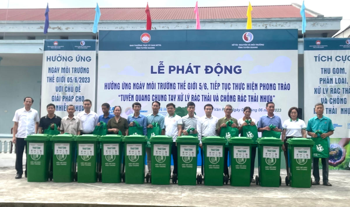 Lãnh đạo Ủy ban MTTQ tỉnh Tuyên Quang và Sở Tài nguyên và Môi trường trao thùng rác cho các tổ tự quản trên địa bàn xã Văn Phú.