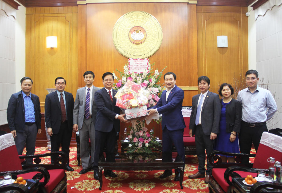 Mục sư Nguyễn Hữu Mạc, Phó Hội trưởng thứ nhất Hội thánh Tin Lành Việt Nam (miền Bắc) tặng quà chúc mừng UBTƯ MTTQ Việt Nam.