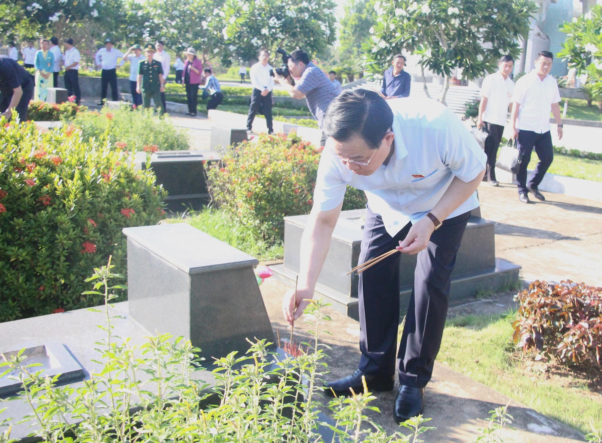 Chủ tịch Quốc hội Vương Đình Huệ dâng hương tại mộ liệt sĩ.
