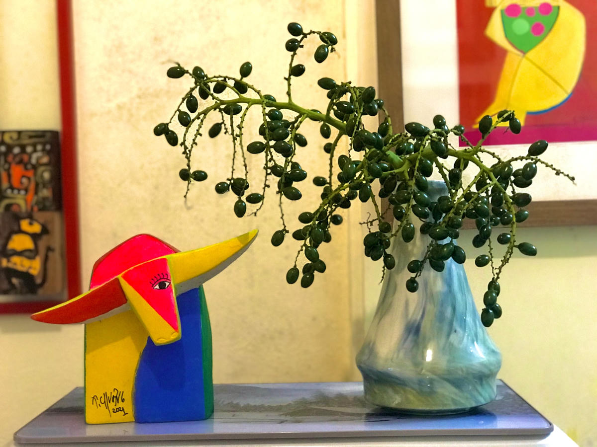 "Ngắm một bình quả tươi mang lại cảm giác sung túc, đủ đầy...". Ảnh: Hoàng Thu Phố.  