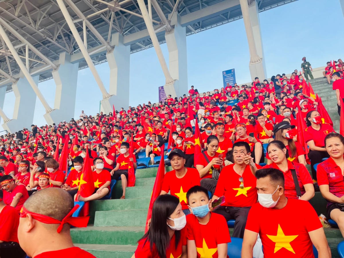 CĐV phủ kín sân Cẩm Phả bằng hình ảnh cờ đỏ sao vàng