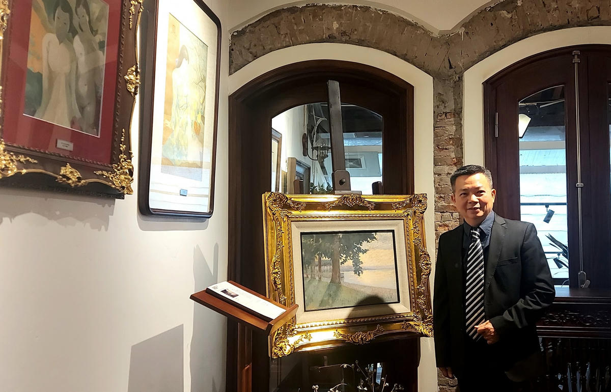 Nhà sưu tập Trần Ngọc Lâm bên bức tranh của vua Hàm Nghi.