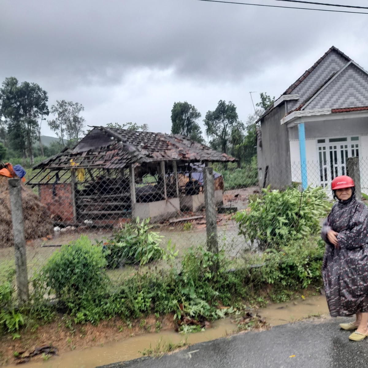 Những ngôi nhà bị tốc mái.