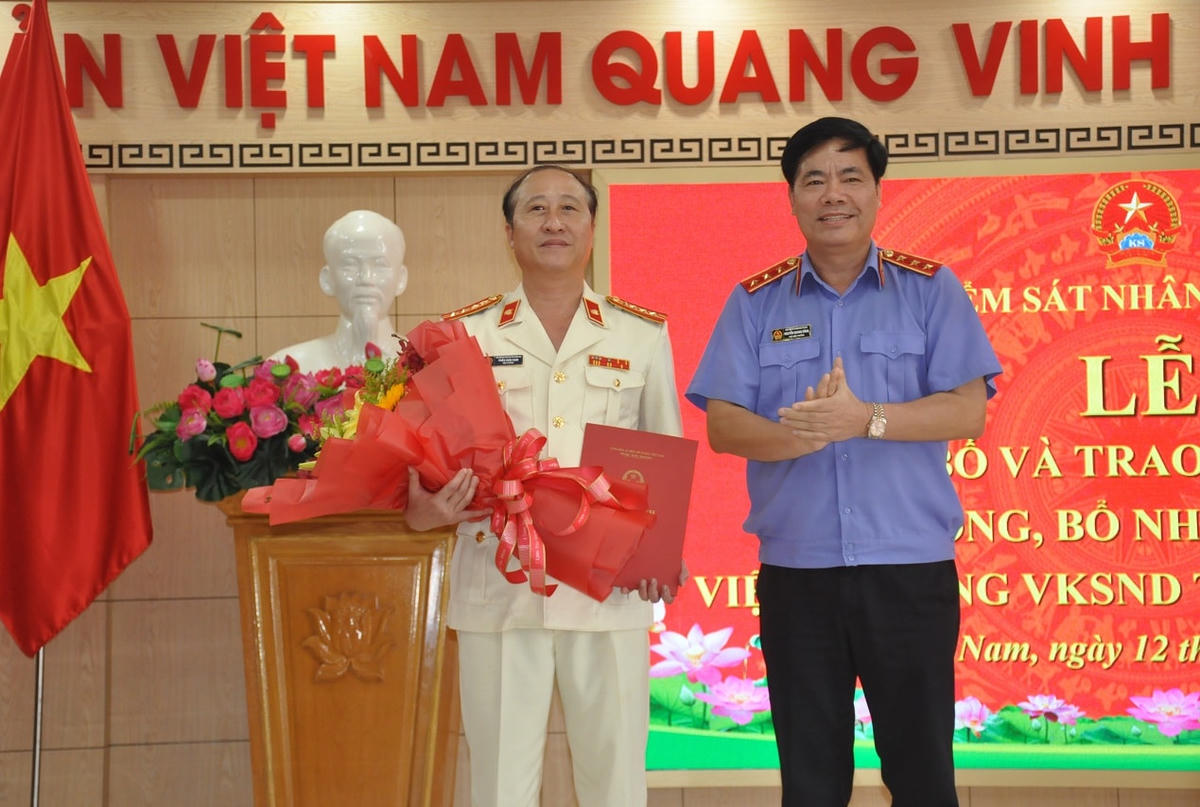 Trao quyết định bổ nhiệm Viện trưởng Viện KSND Quảng Nam cho ông Trần Hoài Nam (lễ phục trắng).