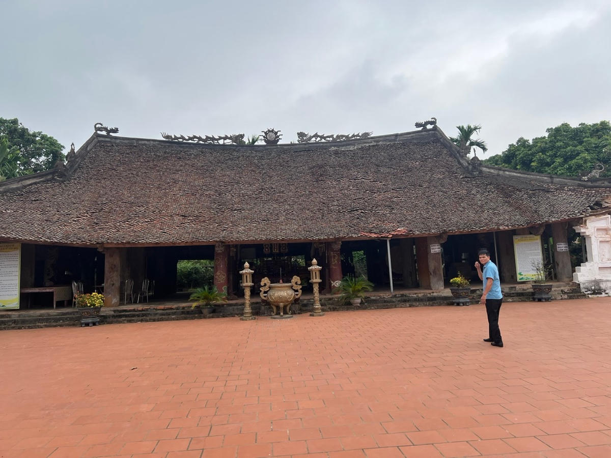 Đình Đào Xá thờ thánh Hùng Hải Vương (theo truyền thuyết là em họ của Vua Hùng đời 18) và Tam vị Đại nương được xây dựng từ năm 1674