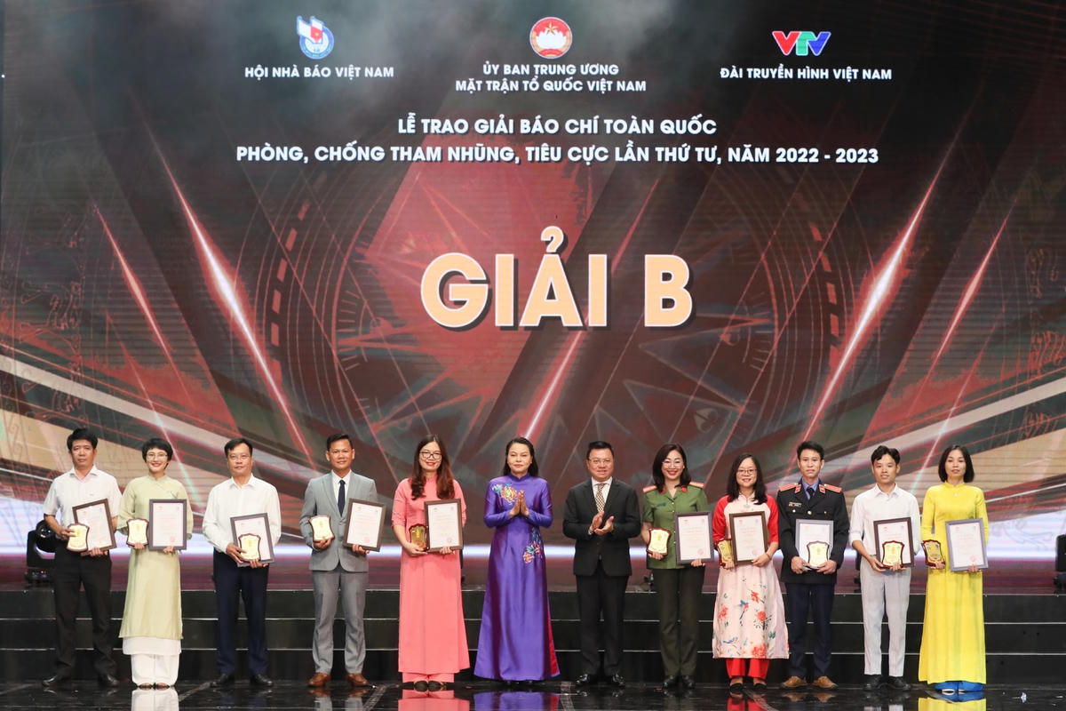 Phó Trưởng ban Tuyên giáo Trung ương, Tổng biên tập báo Nhân Dân, Chủ tịch Hội Nhà báo Việt Nam Lê Quốc Minh và Phó Chủ tịch - Tổng Thư ký UBTƯ MTTQ Việt Nam Nguyễn Thị Thu Hà trao Giải B cho các tác giả, nhóm tác giả. Ảnh: Quang Vinh.