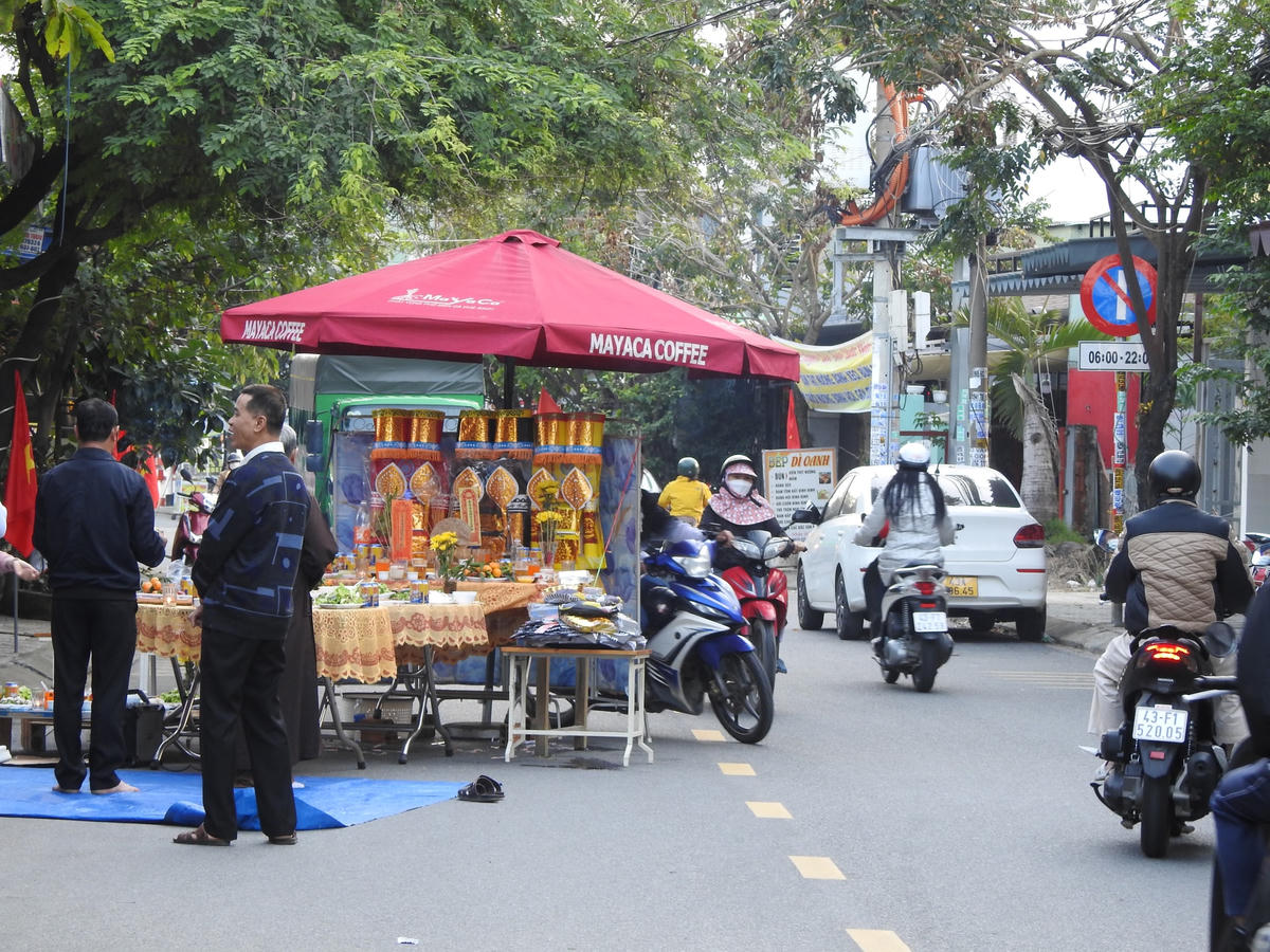 Bàn "cúng xóm" đặt giữa  đường Tô Hiệu, phường Hòa Minh, quận Liên Chiểu chiều mồng 10 tháng giêng Quý Mão (31/1/2023). Ảnh: Thanh Tùng.