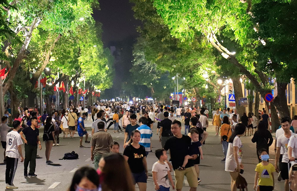 Phố đi bộ hồ Hoàn Kiếm.