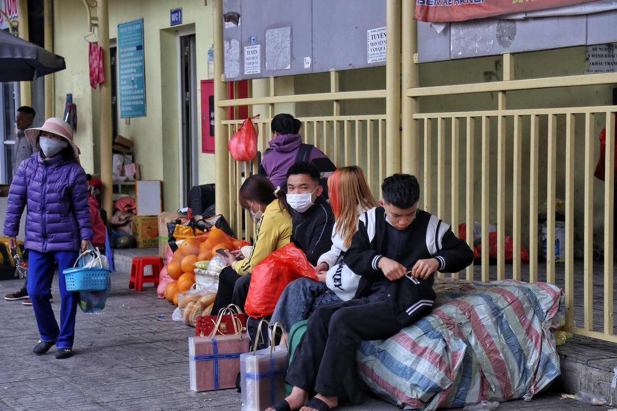 Hành khách ngồi chờ xe.