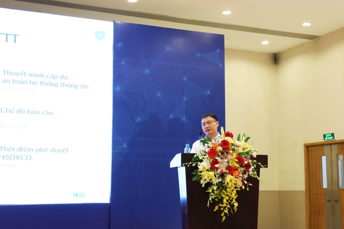 Ông Trần Mạnh Thắng, Phó Trưởng phòng An toàn HTTT, Cục ATTT trao đổi thông tin tại Hội nghị.