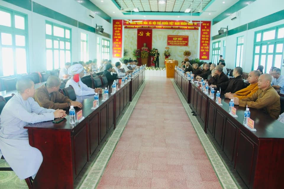 Quang cảnh buổi gặp măt chức sắc các tôn giáo tiêu biểu năm 2022.
