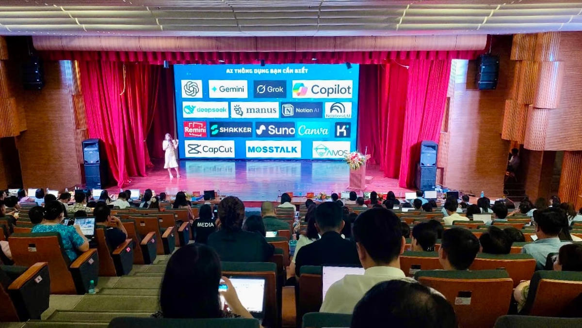 Chuyên gia giới thiệu và hướng dẫn cụ thể cách sử dụng các phần mềm AI tại buổi tập huấn. Ảnh: Ngọc Anh.