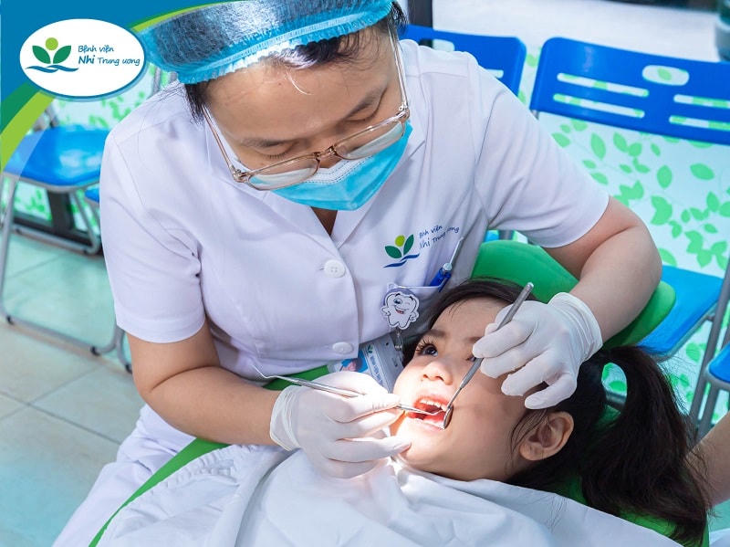 Bác sĩ thăm khám răng cho bệnh nhi. Ảnh: BV Nhi trung ương.