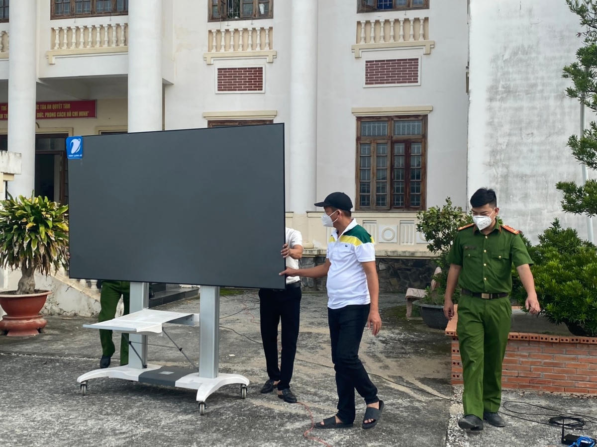 Lắp màn hình ở khu vực sân tòa để truyền hình diễn biến phiên xét xử.