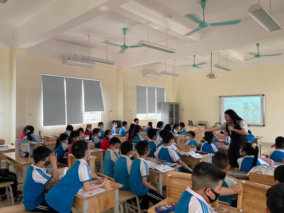 Nhiều trường tại Hà Nội có sĩ số vượt xa quy định 35 học sinh/lớp.