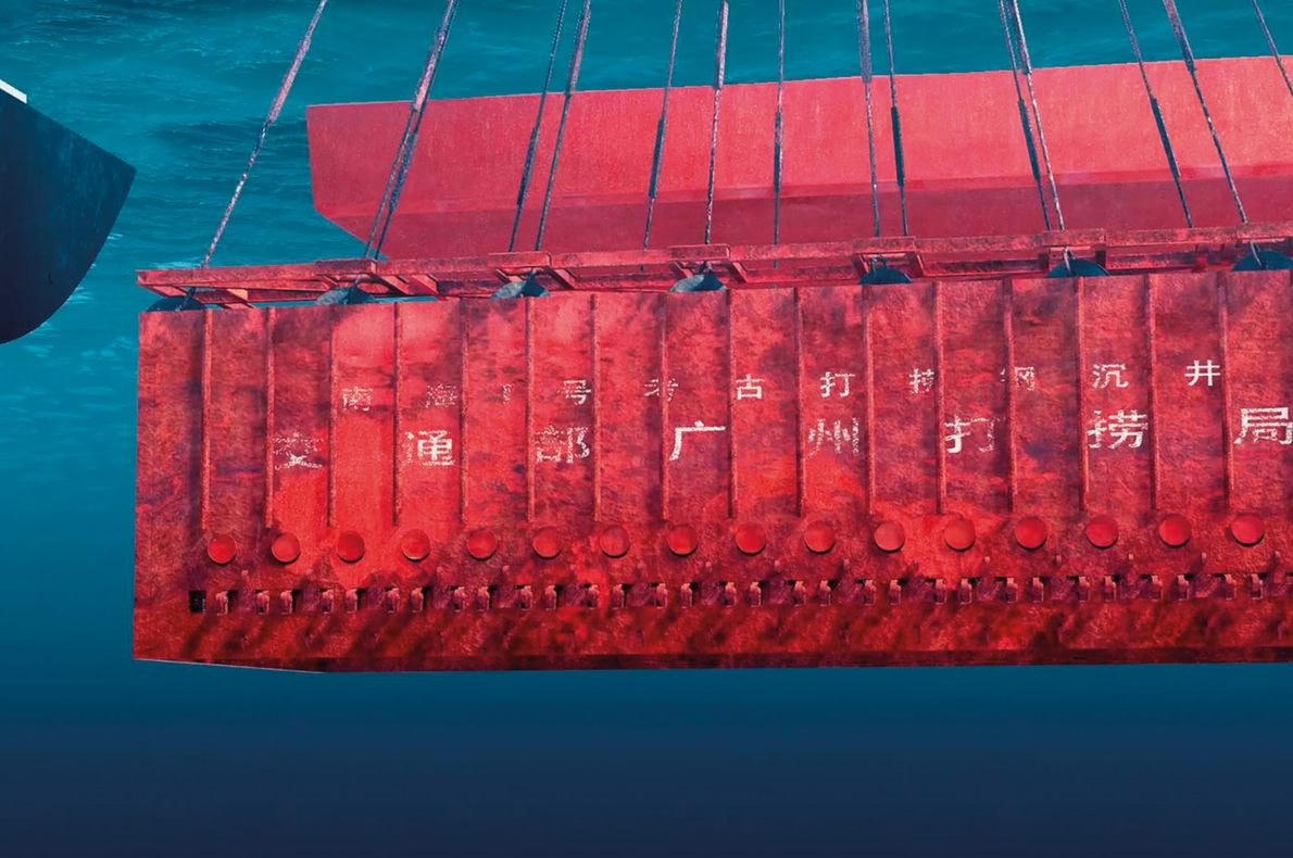 Quá trình nâng xác con tàu lên. Ảnh: National Geographic.