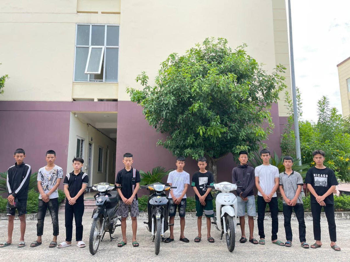 Nhóm thanh thiếu niên bị cơ quan công an triệu tập lên làm việc. 