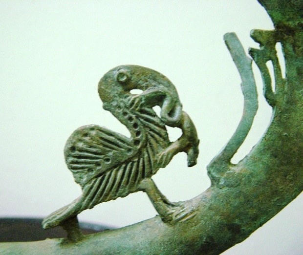 Hình bồ nông trên muôi đồng Đông Sơn.  