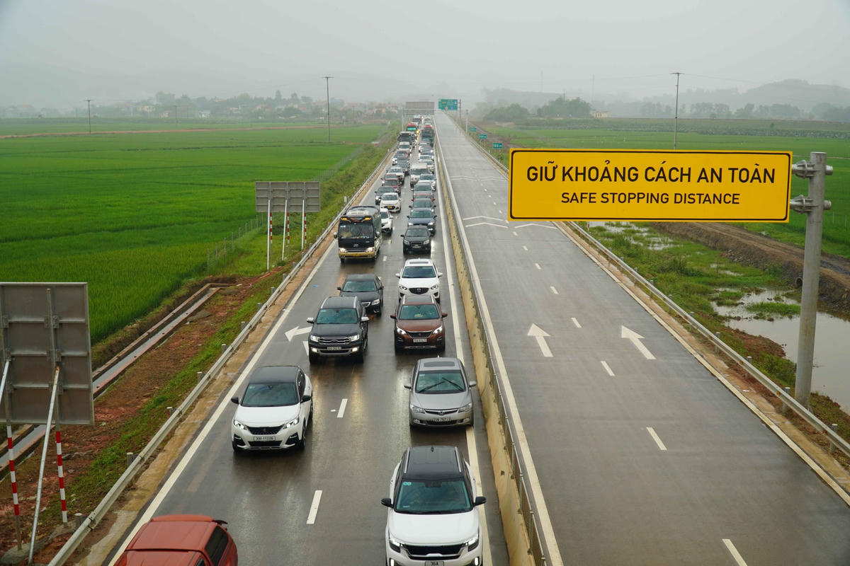 Ùn tắc cục bộ đã xảy ra trên một số điểm thuộc tuyến cao tốc Mai Sơn - QL 45.