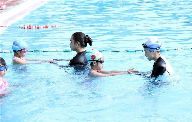 Nghỉ hè là thời gian lý tưởng để học sinh học bơi.          ảnh: TTXVN