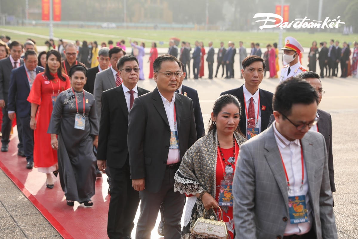 Đoàn kiều bào vào Lăng viếng Chủ tịch Hồ Chí Minh.  Ảnh: Quang Vinh.