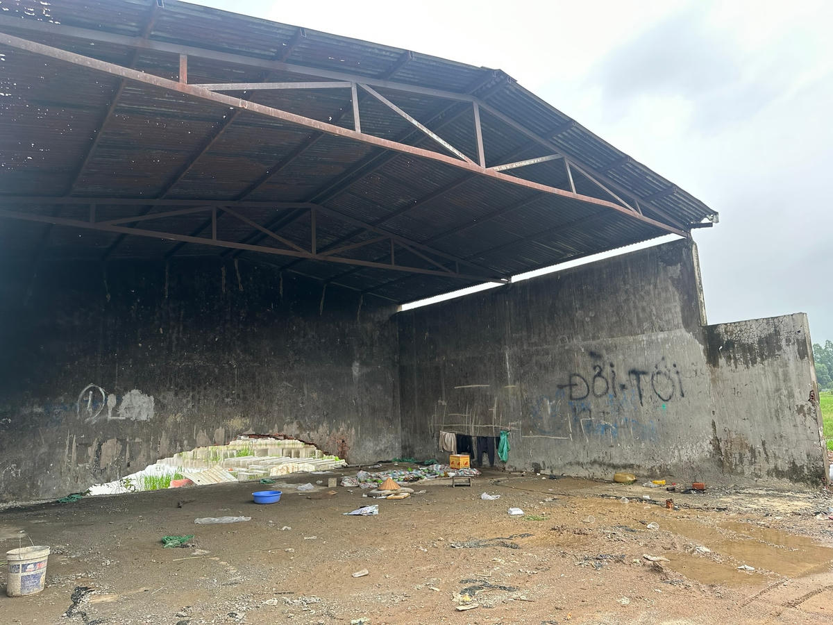 Một nhà xưởng cũ được công nhân tận dụng làm nơi sinh hoạt tạm nhìn vào rất nhếch nhác, bẩn thỉu. Ảnh: Mạnh Thìn.