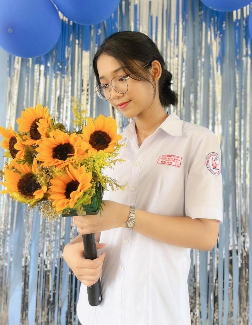 Em Thu Hà vui mừng đạt điểm tuyệt đối môn Lịch sử.