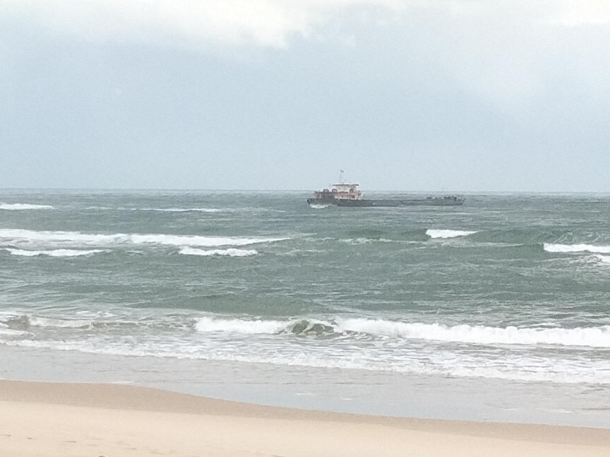 Tàu hàng mắc cạn trên vùng biển Quảng Trị.