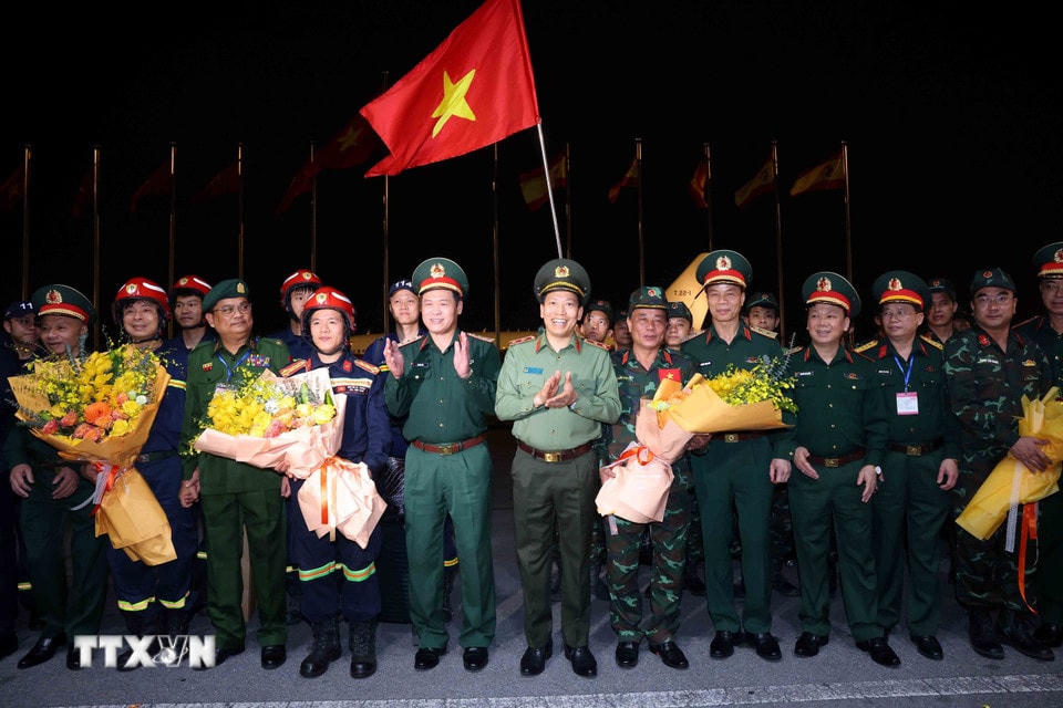 Thượng tướng Vũ Hải Sản, Thứ trưởng Bộ Quốc phòng và Trung tướng Lê Văn Tuyến, Thứ trưởng Bộ Công an đón lực lượng cứu hộ, cứu nạn hoàn thành nhiệm vụ tại Myanmar trở về. (Ảnh: An Đăng/TTXVN)