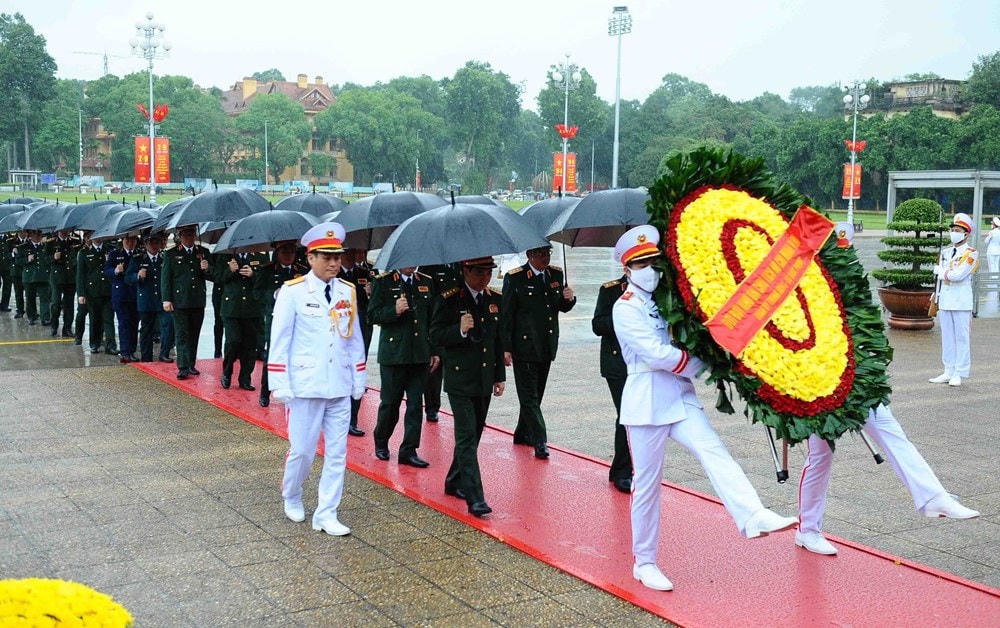 Đoàn Quân ủy Trung ương-Bộ Quốc phòng viếng Chủ tịch Hồ Chí Minh. (Ảnh: Minh Đức/TTXVN).