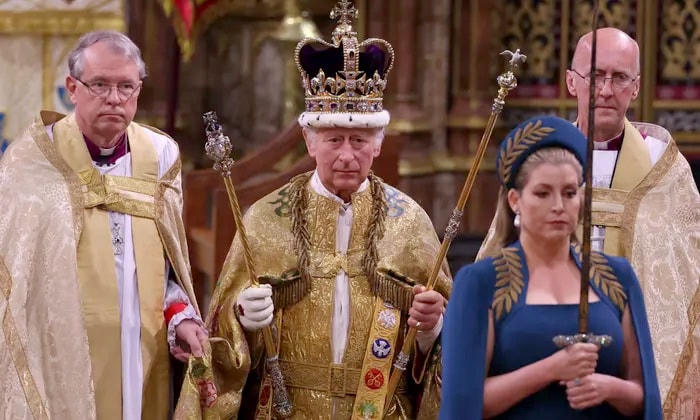 Vua Charles III trong lễ đăng quang ở Tu viện Westminster, London. Ảnh: The Guardian.