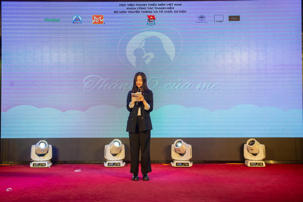 Bạn Ngọc Anh, Trưởng ban tổ chức đã lên phát biểu khai mạc sự kiện.