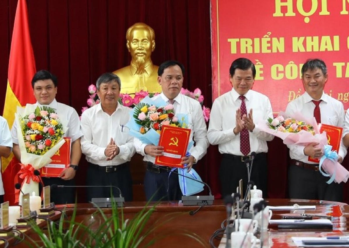 Ông Võ Tấn Đức (thứ 3 từ trái sang) được Phó Thủ tướng Trần Lưu Quang ký quyết định giao Quyền Chủ tịch UBND tỉnh Đồng Nai nhiệm kỳ 2021-2026.
