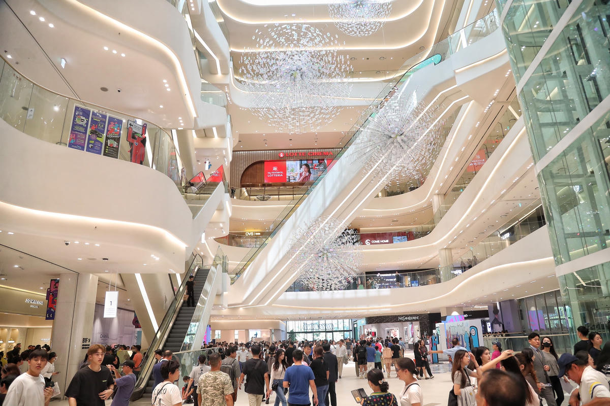 Tại phân khu chính của Lotte Mall West Lake Hanoi có kết cấu 7 tầng, gồm 5 tầng nổi và 2 tầng hầm.