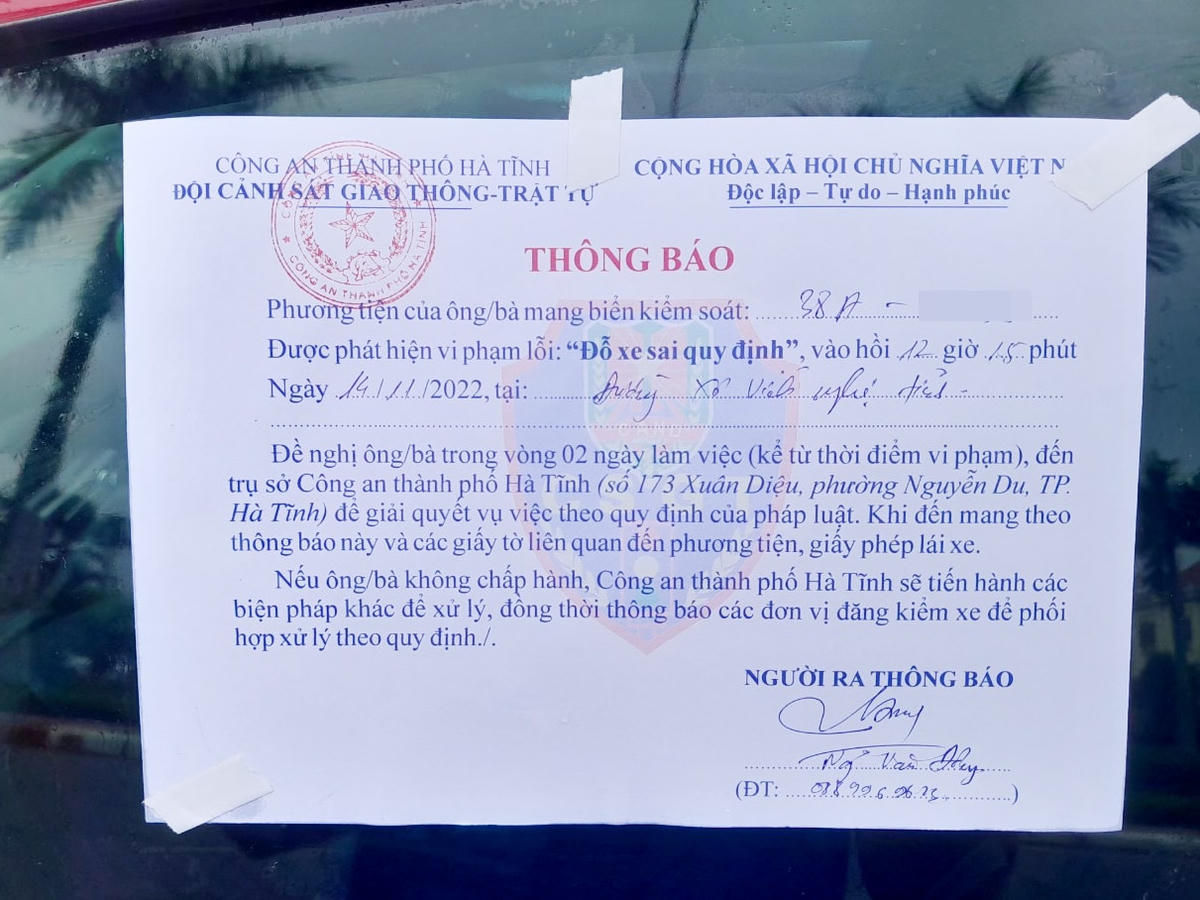 Một phương tiện được dán thông báo phạt nguội tại đường Đại lộ Xô Viết Nghệ Tĩnh trưa ngày 14/11.