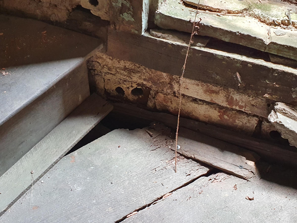 Mặc dù trong diện cảnh báo xuống cấp đặc biệt nguy hiểm, nhưng những hộ gia đình sống tại đây vẫn phải bám trụ ở lại. 